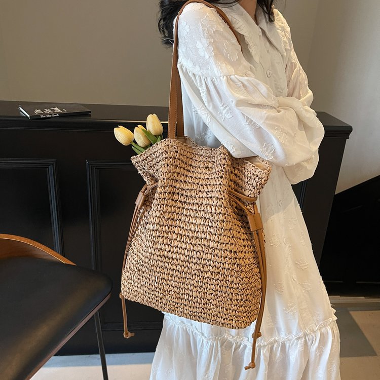Sac tissé à bandoulière unique pour femme avec cordon de serrage, sac tissé en herbe de grande capacité
