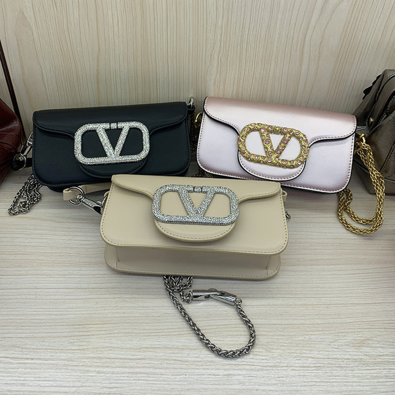Sac bandoulière mini élégant clouté en cuir véritable pour femmes, idéal pour les trajets quotidiens et le porté main