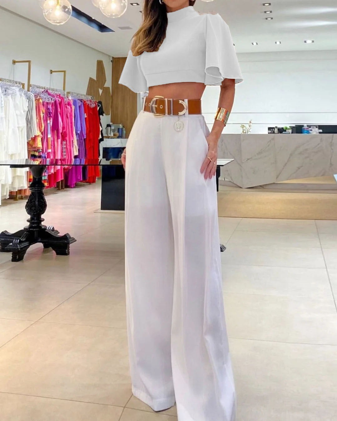 Ensemble décontracté d'été pour femme avec haut à col montant, manches évasées, dos nu croisé et pantalon ample à jambes larges