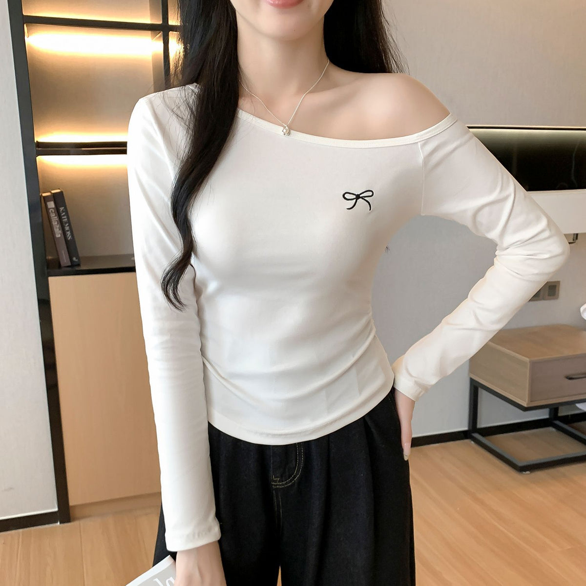 Black Asymmetric Shoulder Inner T-Shirt for Women Slim Fit Long Sleeve Top Fashionable and Figure-Flattering
