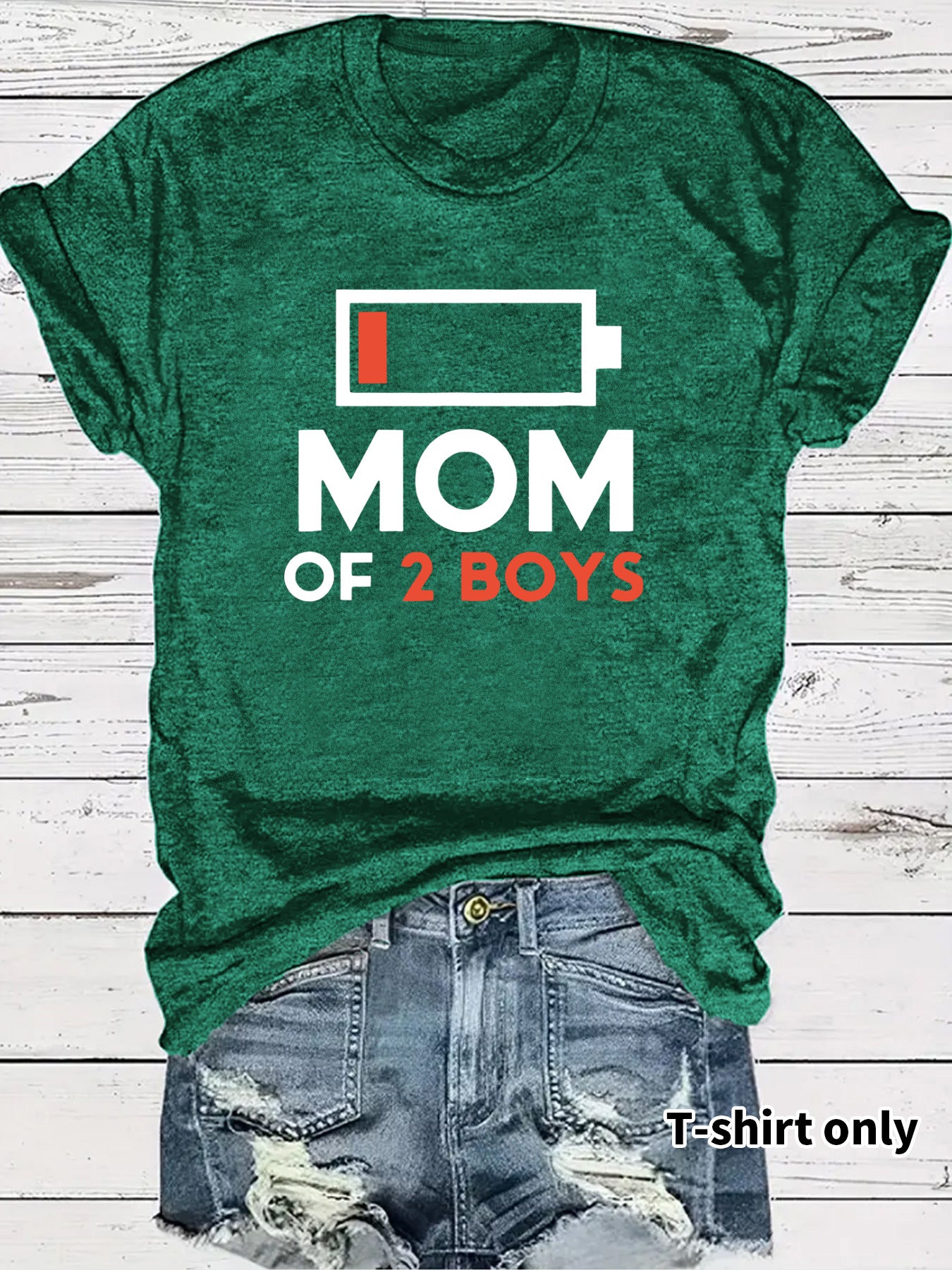 Les mères de deux garçons portant des T-shirts