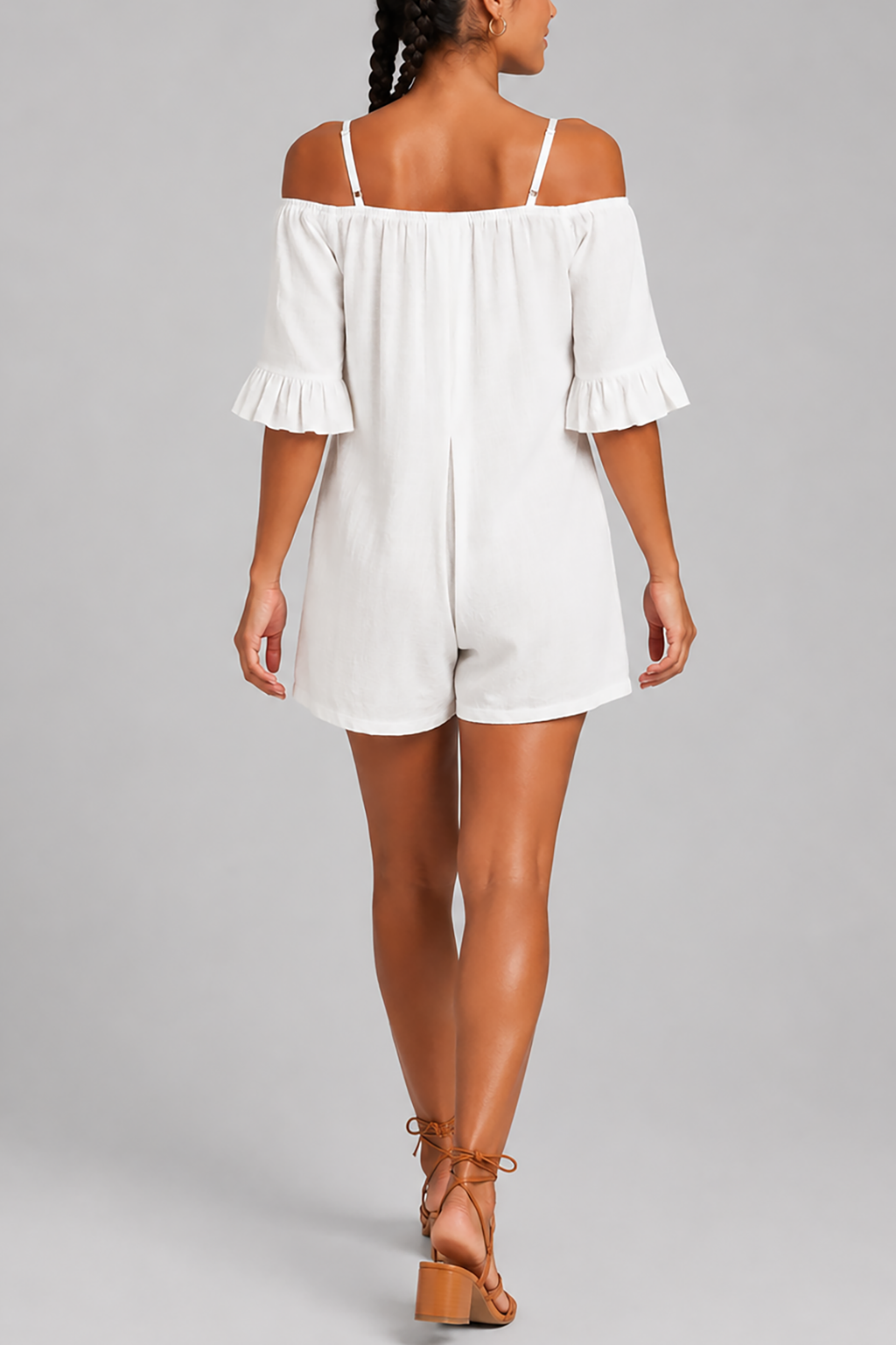 Mode féminine : bustier, épaules dénudées, manches à volants, devant semi-ouvert, combishort.