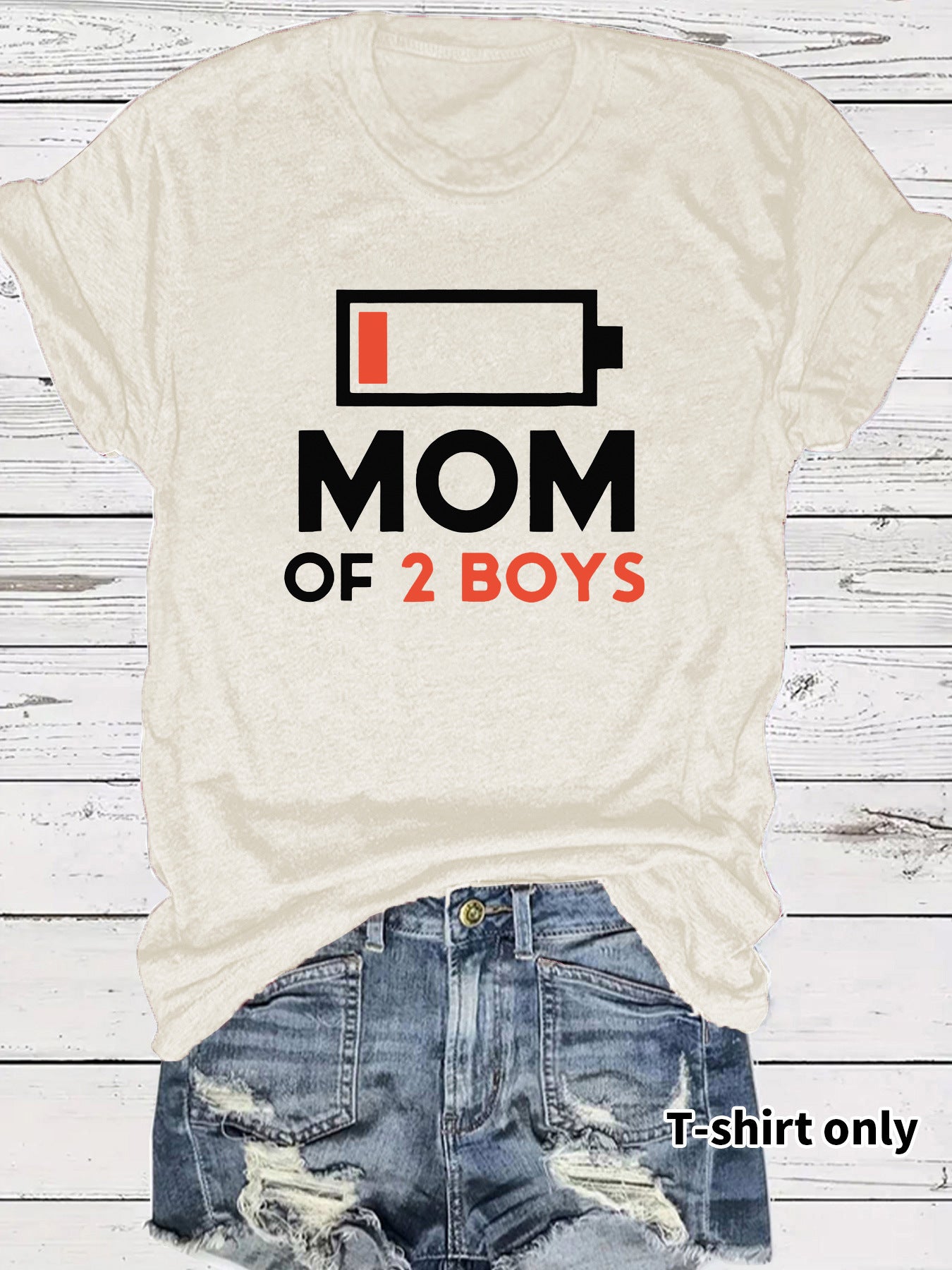 Les mères de deux garçons portant des T-shirts
