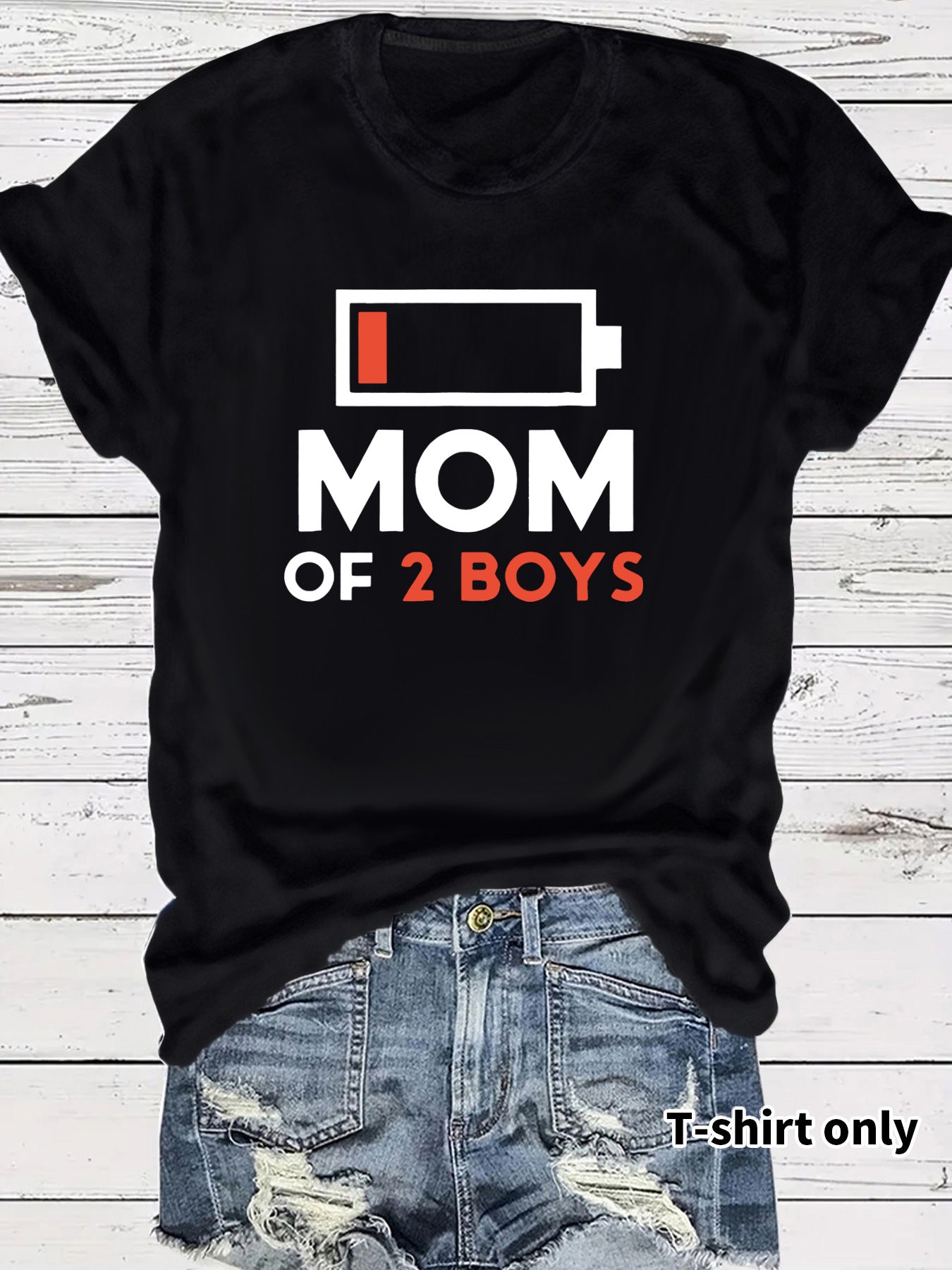 Les mères de deux garçons portant des T-shirts