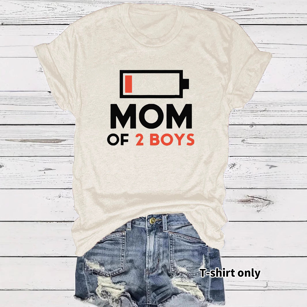 Les mères de deux garçons portant des T-shirts
