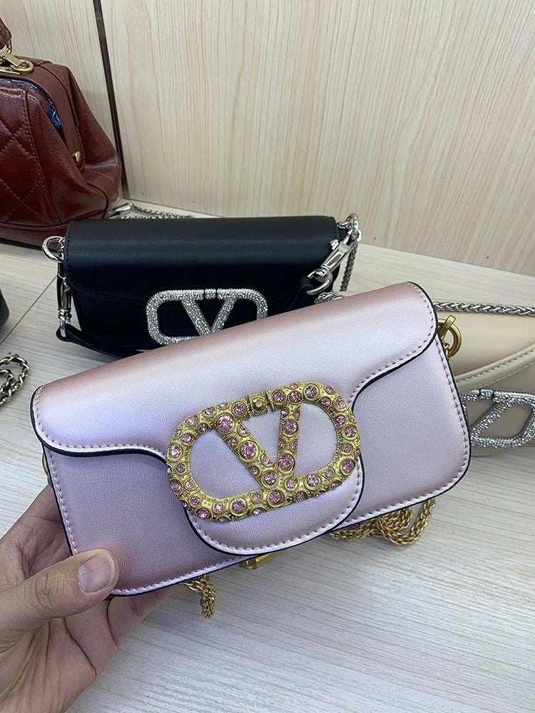 Sac bandoulière mini élégant clouté en cuir véritable pour femmes, idéal pour les trajets quotidiens et le porté main
