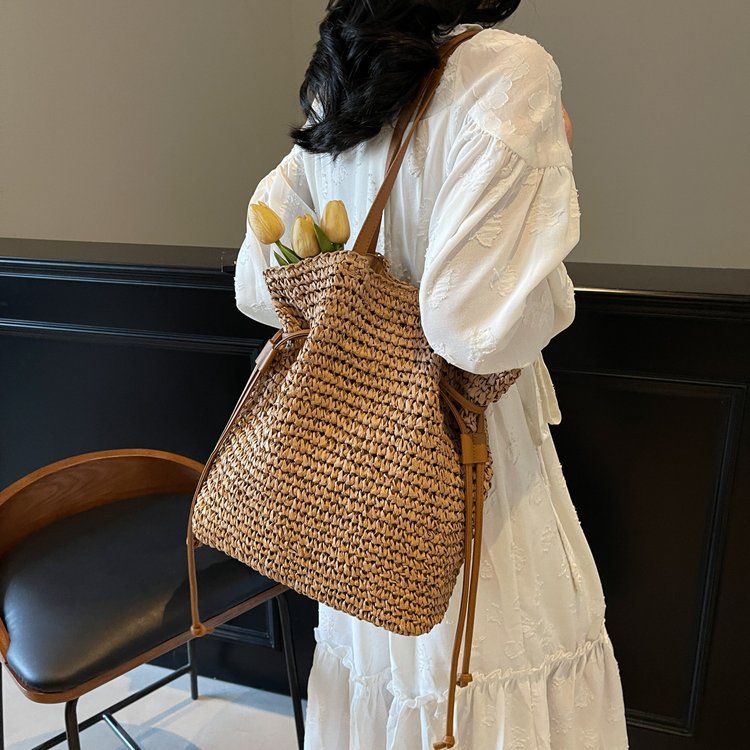 Sac tissé à bandoulière unique pour femme avec cordon de serrage, sac tissé en herbe de grande capacité