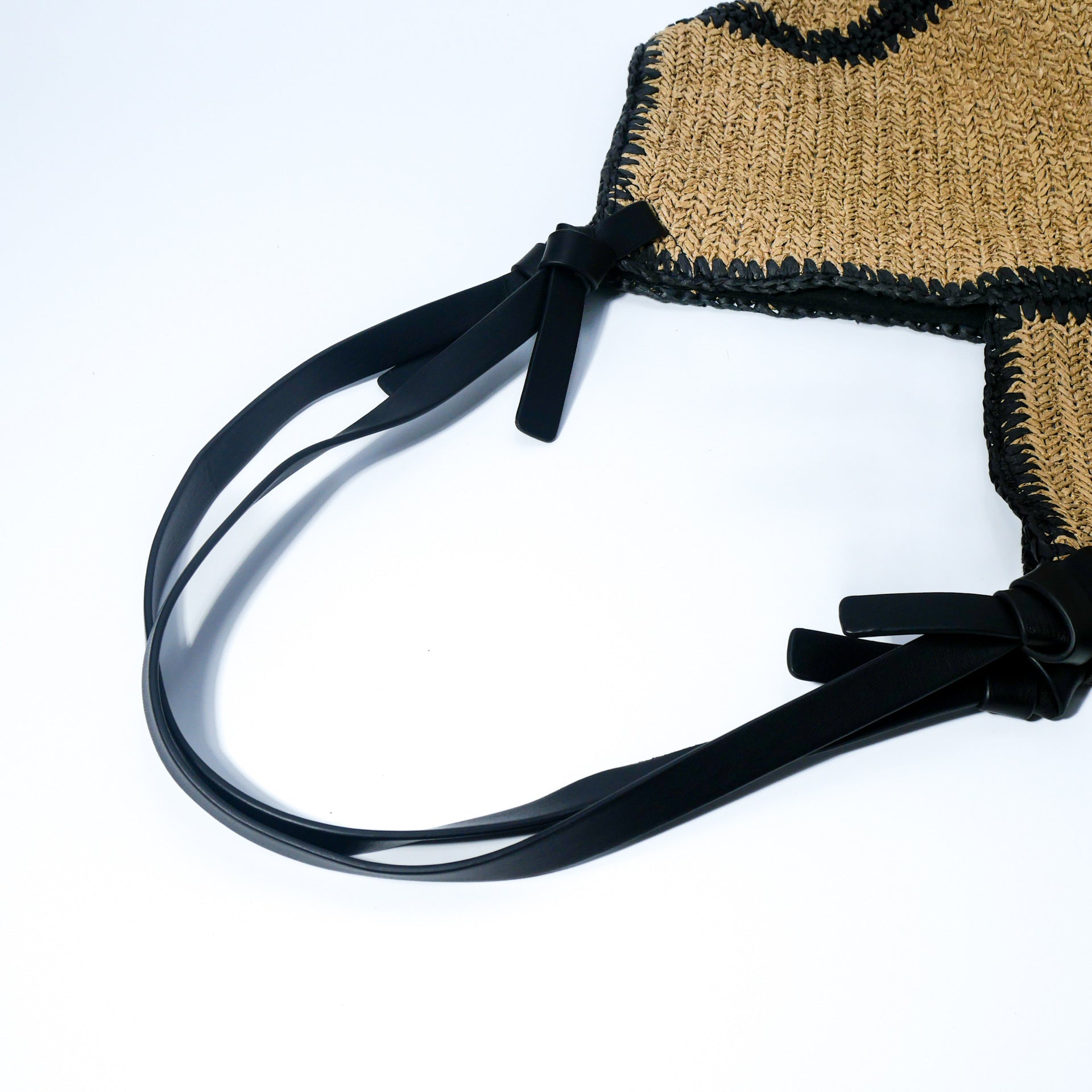 Sac de plage élégant en paille tressée à rayures, avec garniture noire, grande capacité