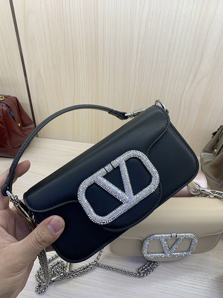 Sac bandoulière mini élégant clouté en cuir véritable pour femmes, idéal pour les trajets quotidiens et le porté main