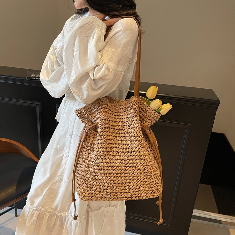 Sac tissé à bandoulière unique pour femme avec cordon de serrage, sac tissé en herbe de grande capacité