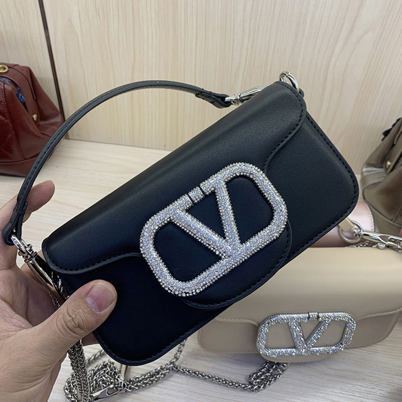 Sac bandoulière mini élégant clouté en cuir véritable pour femmes, idéal pour les trajets quotidiens et le porté main