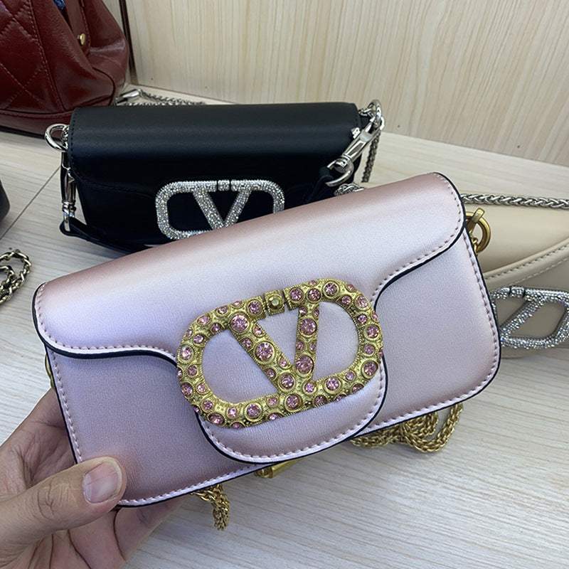 Sac bandoulière mini élégant clouté en cuir véritable pour femmes, idéal pour les trajets quotidiens et le porté main