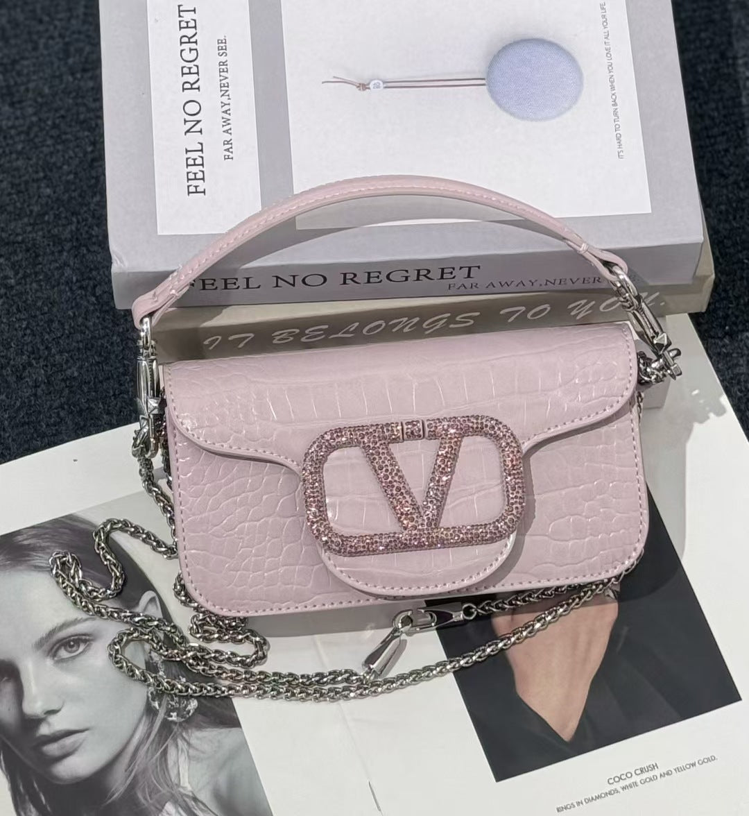 Sac bandoulière mini élégant clouté en cuir véritable pour femmes, idéal pour les trajets quotidiens et le porté main