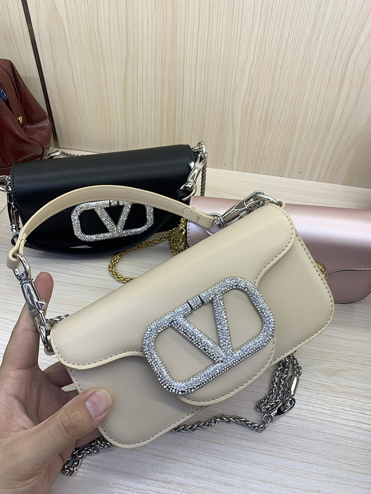 Sac bandoulière mini élégant clouté en cuir véritable pour femmes, idéal pour les trajets quotidiens et le porté main